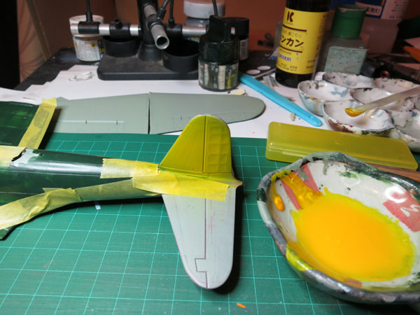 渕田隊長機の尾翼の塗装