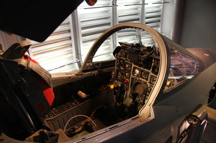 F-1支援戦闘機のコックピット