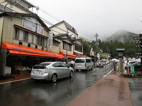 弥彦神社の駐車場に向かう道