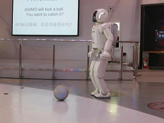 人型ロボット「アシモ」のボールけり