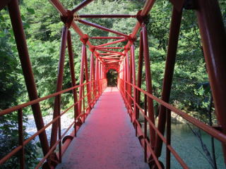 滝つぼに向かって歩いて行くと赤い橋