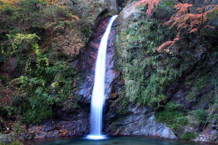 落差13メートルの直瀑系の美しい滝