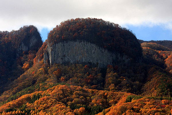 丸岩と呼ばれる標高1130メートルの断崖絶壁の山